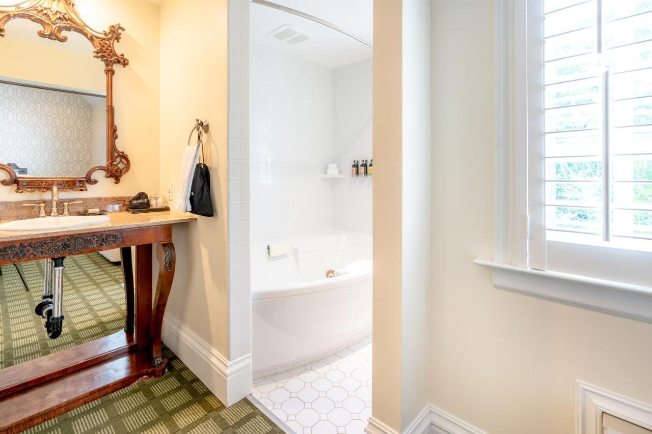 Queen Room with Spa Bath and Fireplace - Non-Smoking/Second Floor,1006311022:JPEG