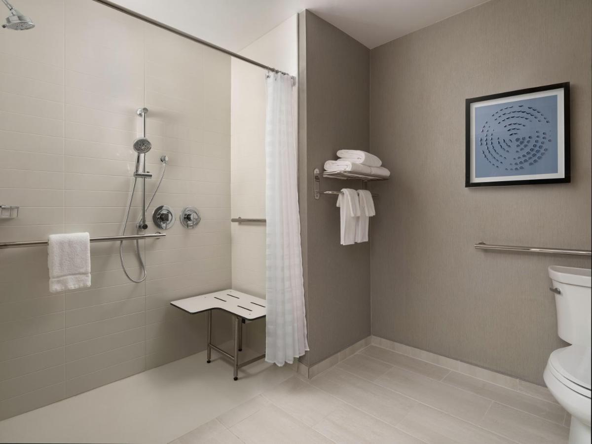 King Suite Sofa Bed Roll Shower Disability Access,1008573703:JPEG