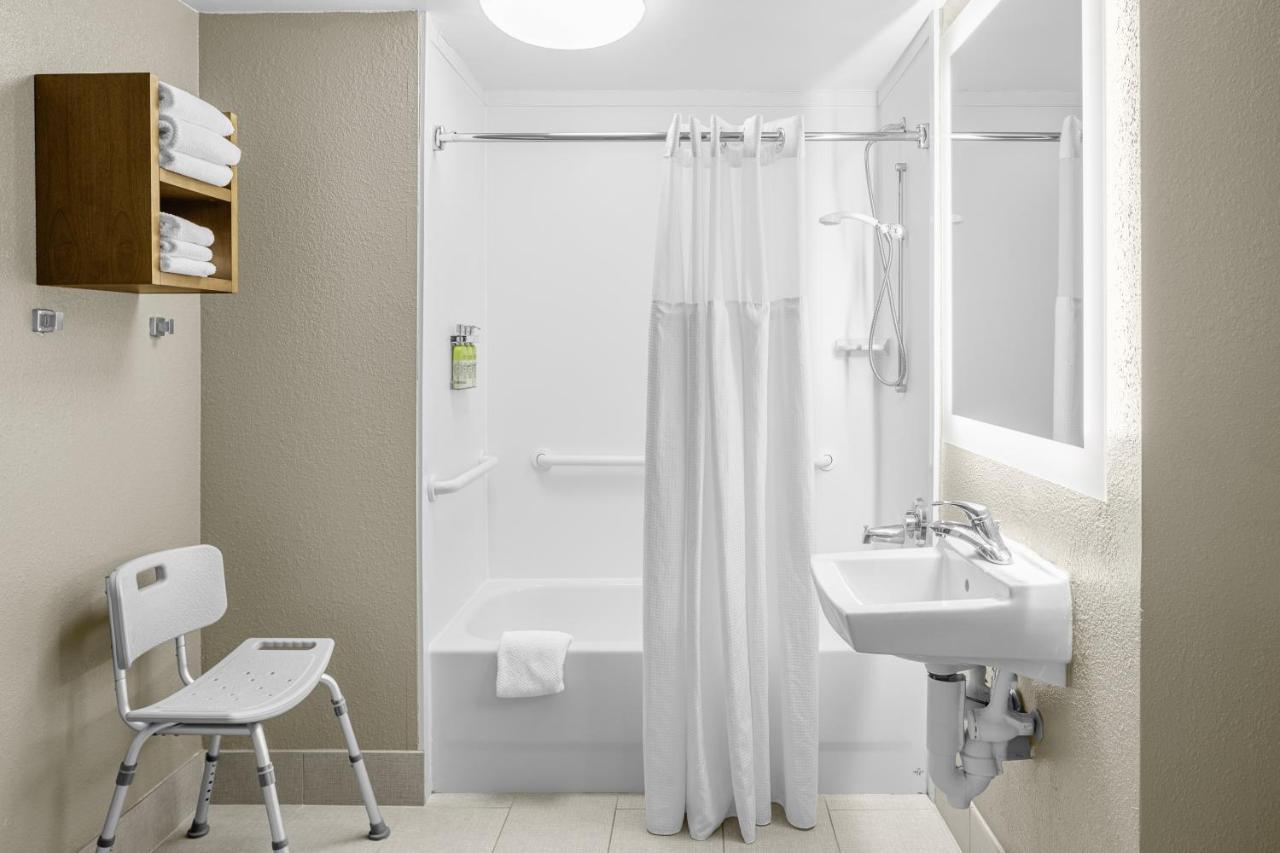 One-Bedroom Suite with King Bed Mobility Access Tub - Non-Smoking,1532612488:JPEG
