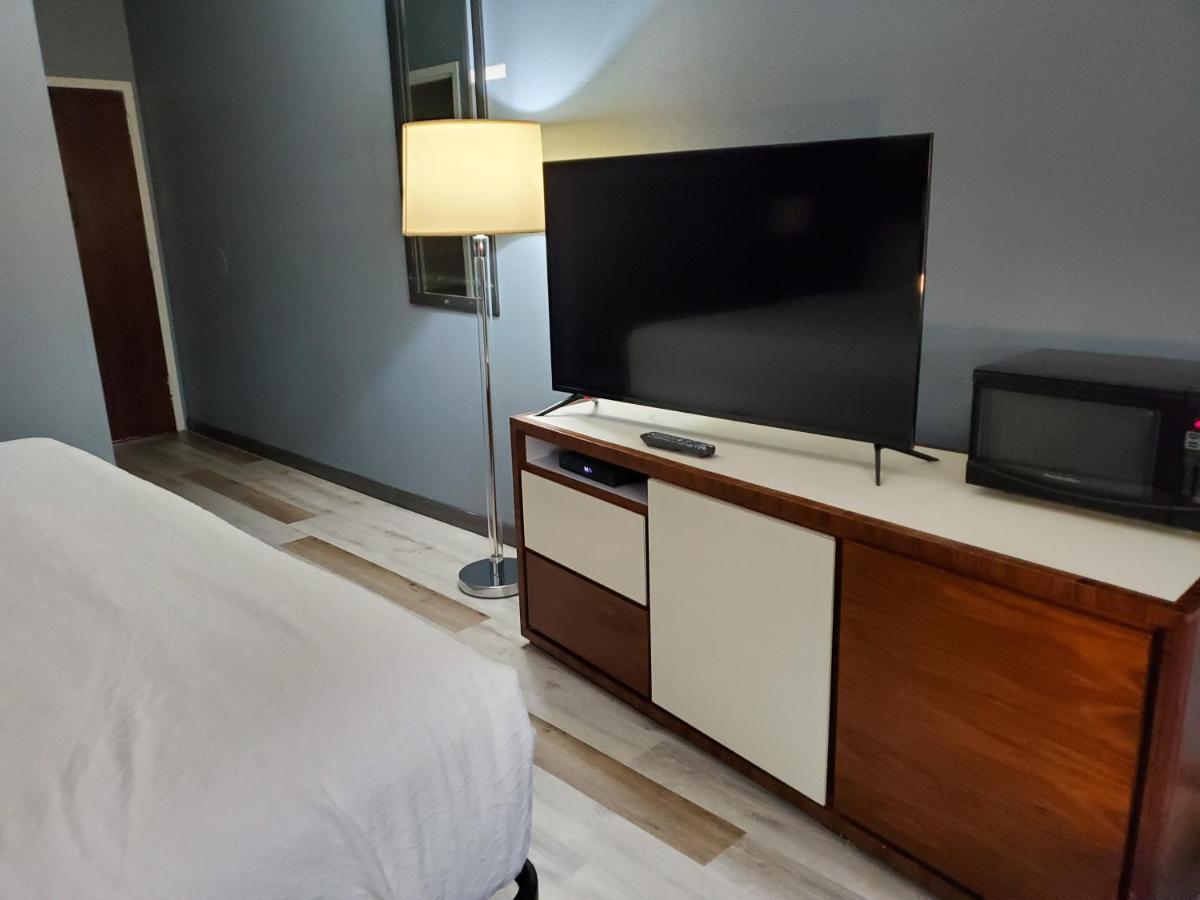 Studio with Two Queen Beds - Non-Smoking