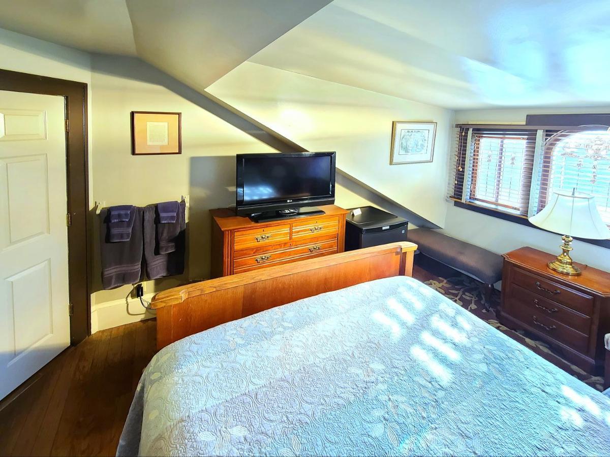 Standard Double Room with Shared Bathroom