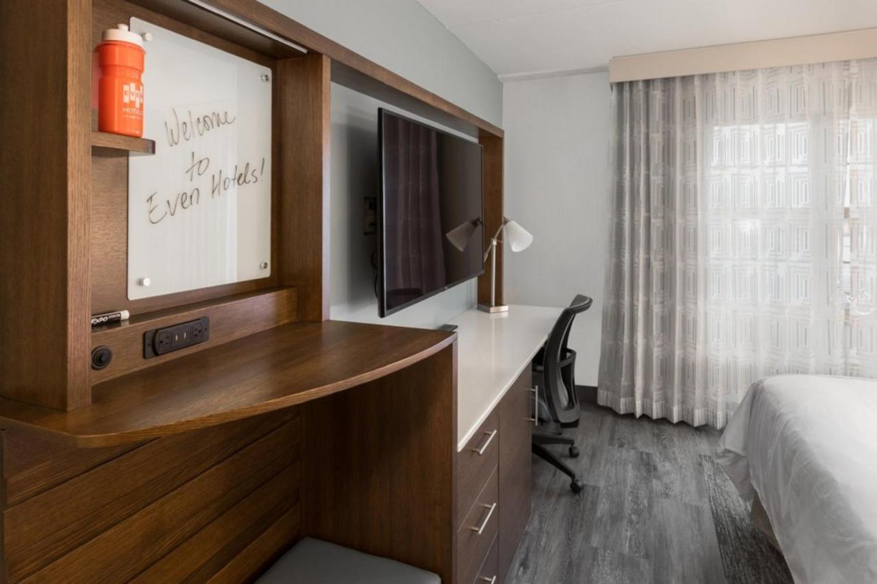 Standard Queen Room with Two Queen Beds and Tub