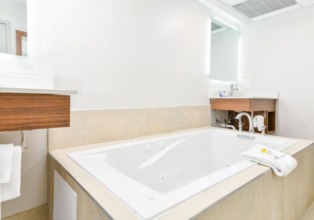 One-Bedroom King Suite,1282495750:JPEG