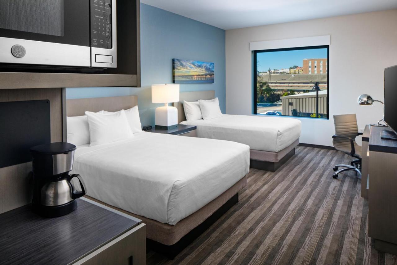 Den Guestroom with Two Queen Beds