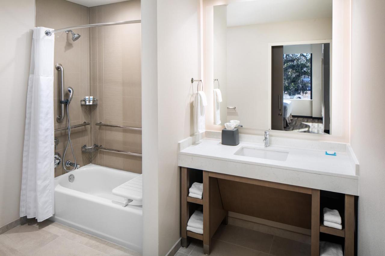 Den King Room with Roll-In Tub - Disability Access