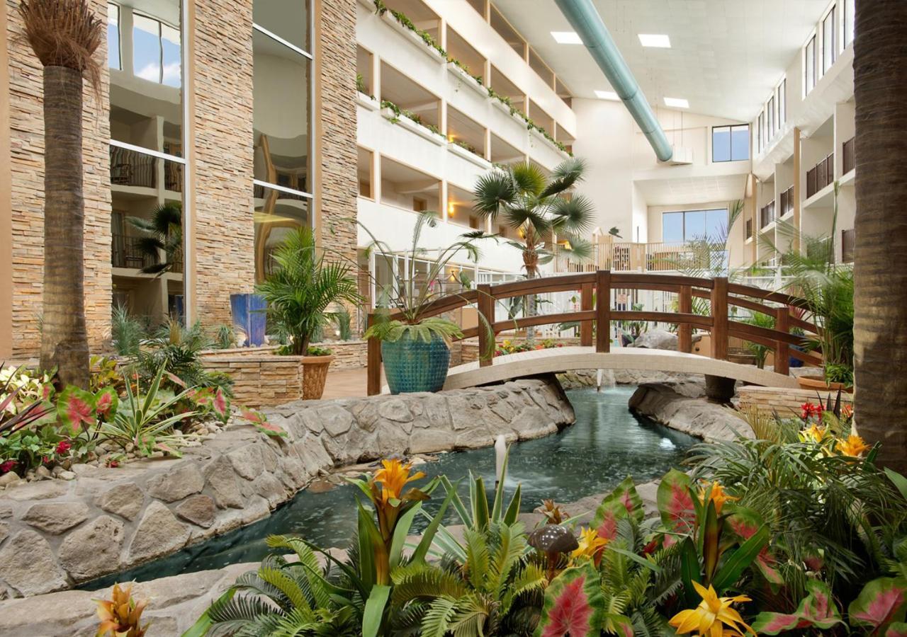 Atrium Exterior 1 Queen (petite room)