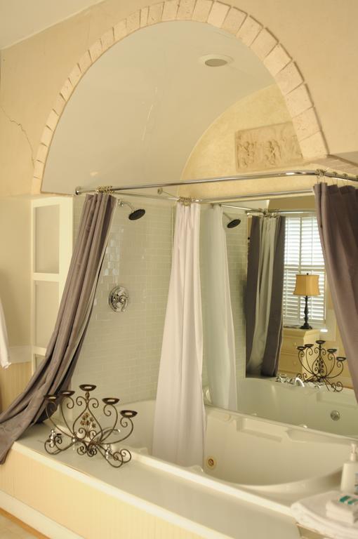 Honeymoon Suite