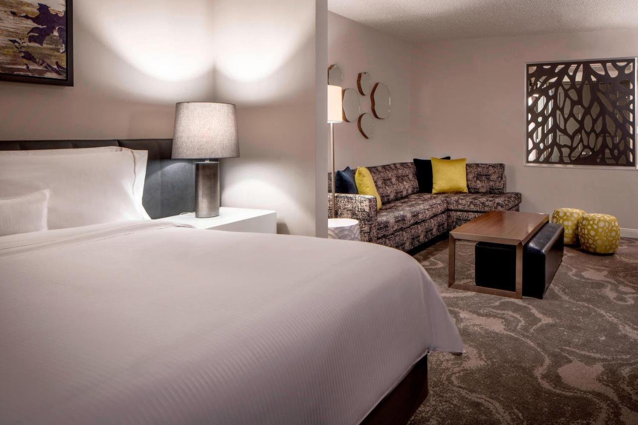 Executive Room, Larger Guest room, 1 King, Sofa bed,1353917390:JPEG