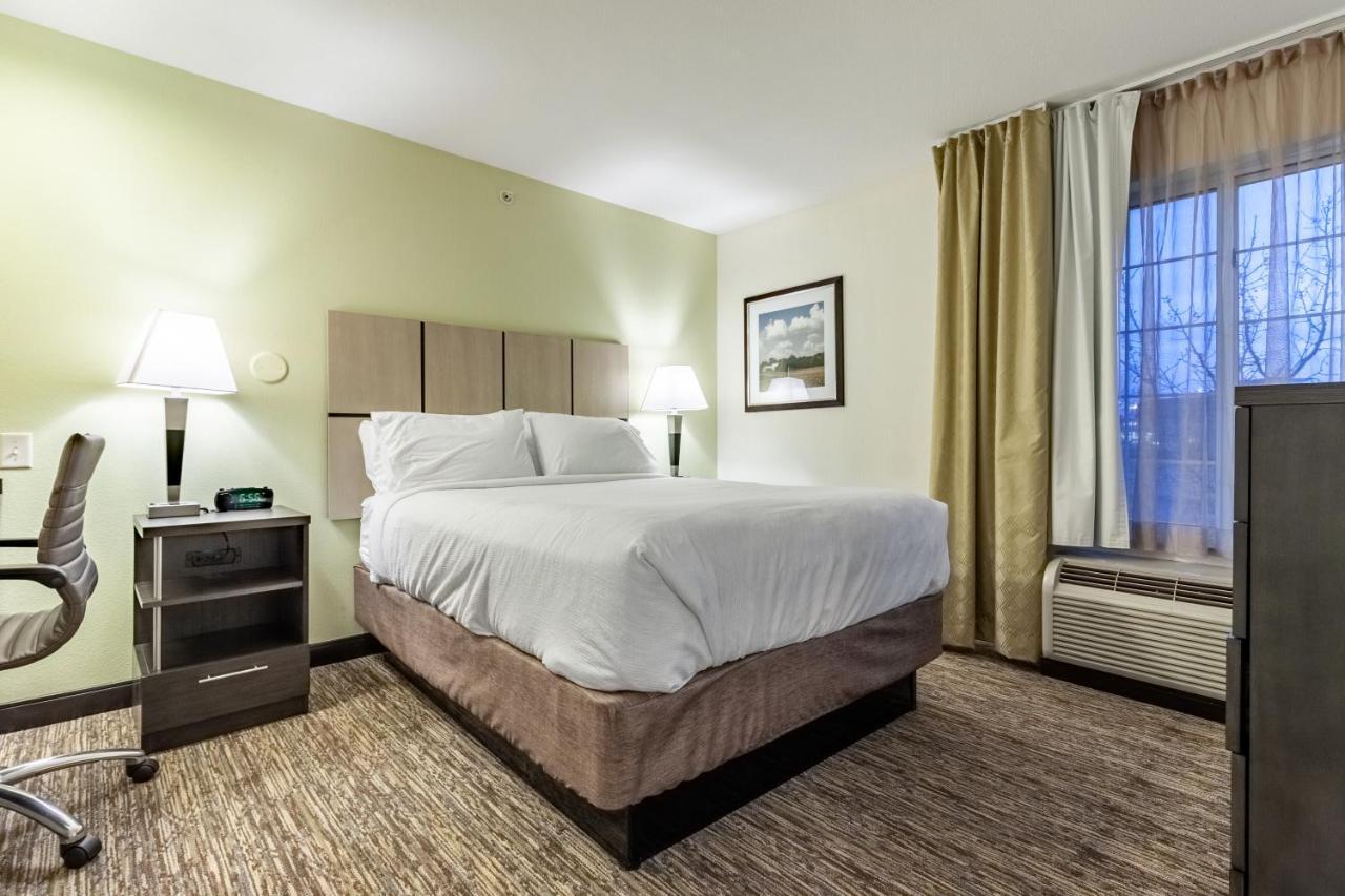 One-Bedroom King Room with Mobility Accessible Tub - Non-Smoking