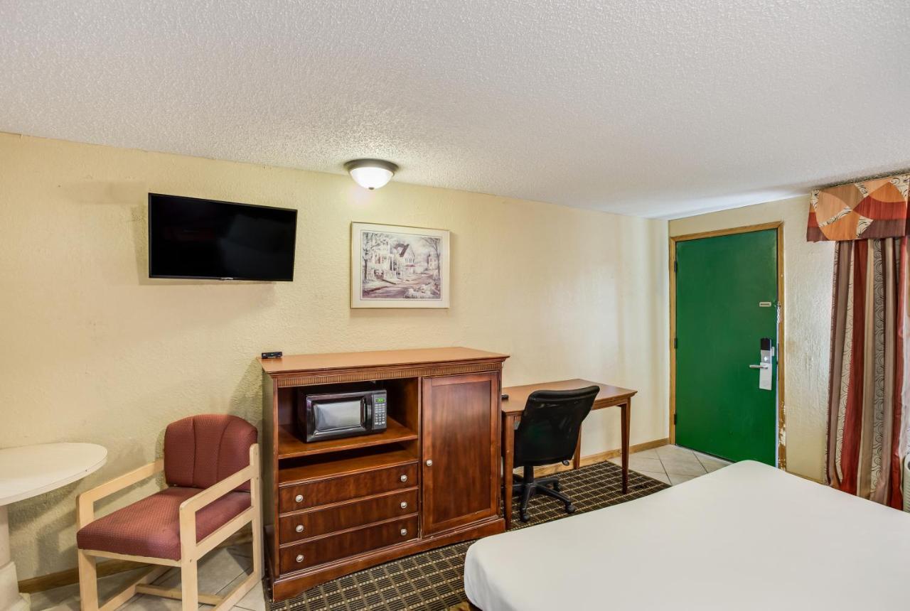 King Suite with Whirlpool - Non-Smoking,1180818946:JPEG