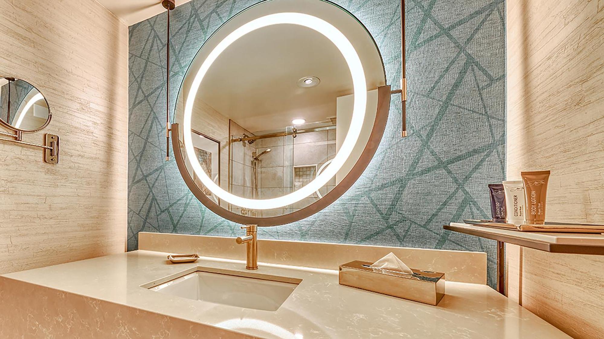 Newly Renovated Atrium Tower Suite, 1 King, Non-Smoking,1625480031:JPEG