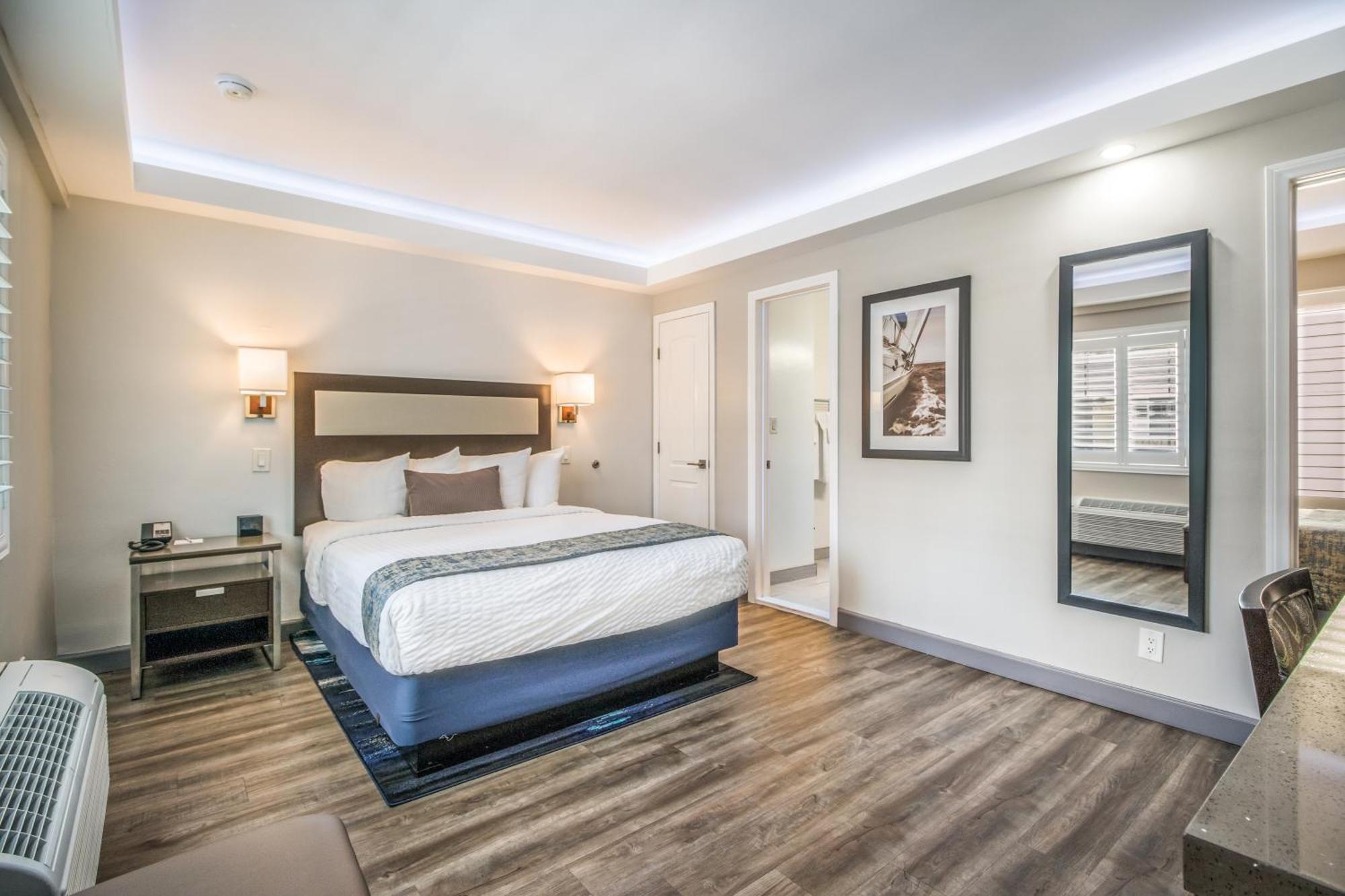 Queen Room One Queen Bed One Double Bed Non-Smoking,979755841:JPEG
