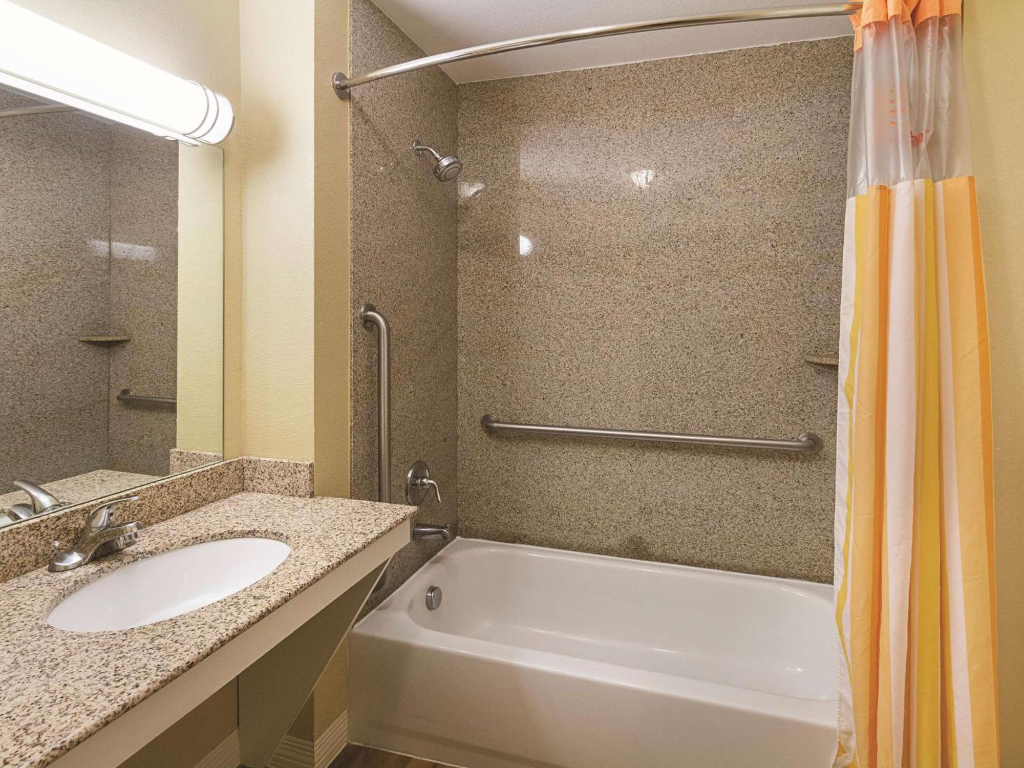 Deluxe Queen Room with Two Queen Beds,1211287357:JPEG