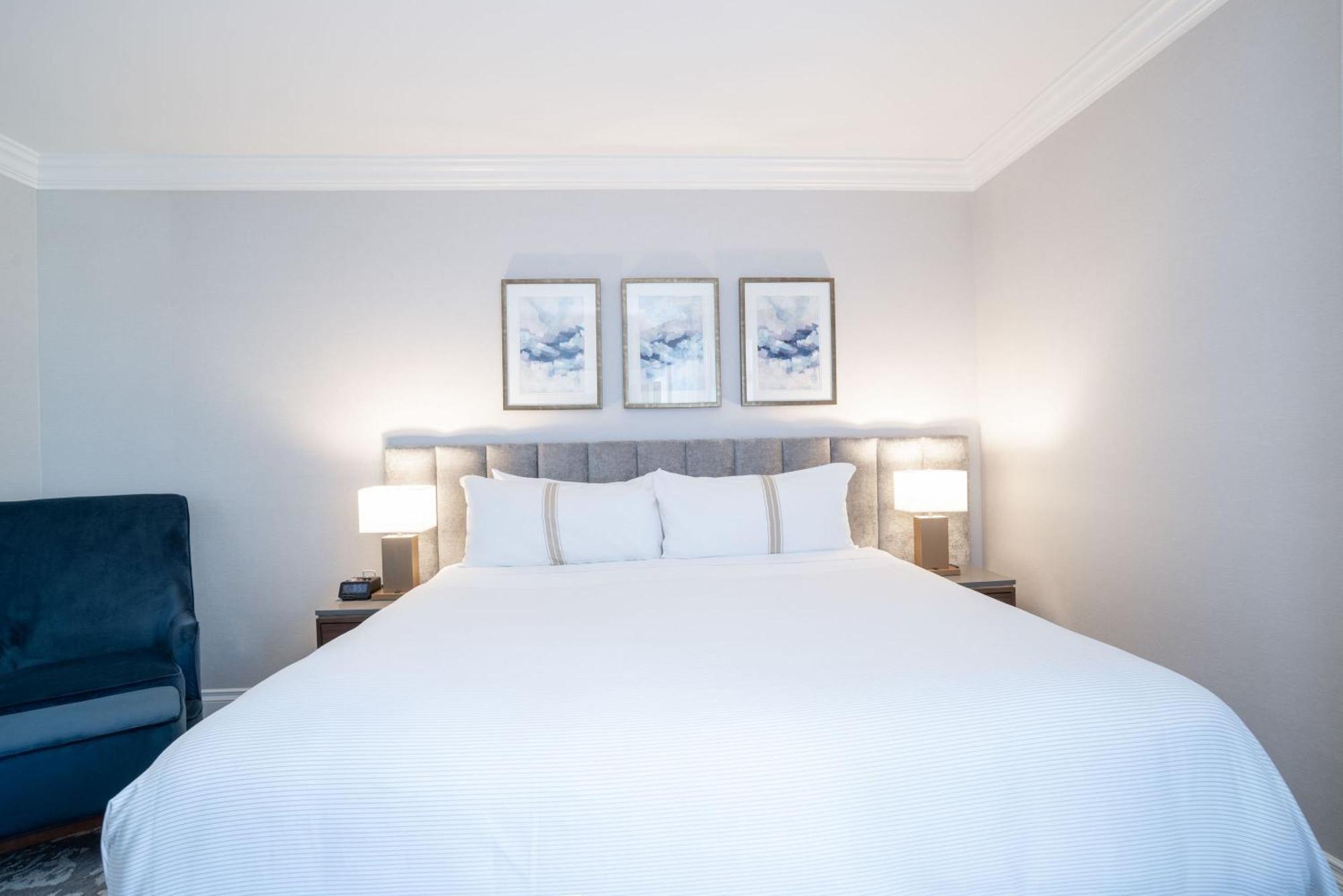 Executive Suite 1 King Bed Wet Bar,1436602381:JPEG