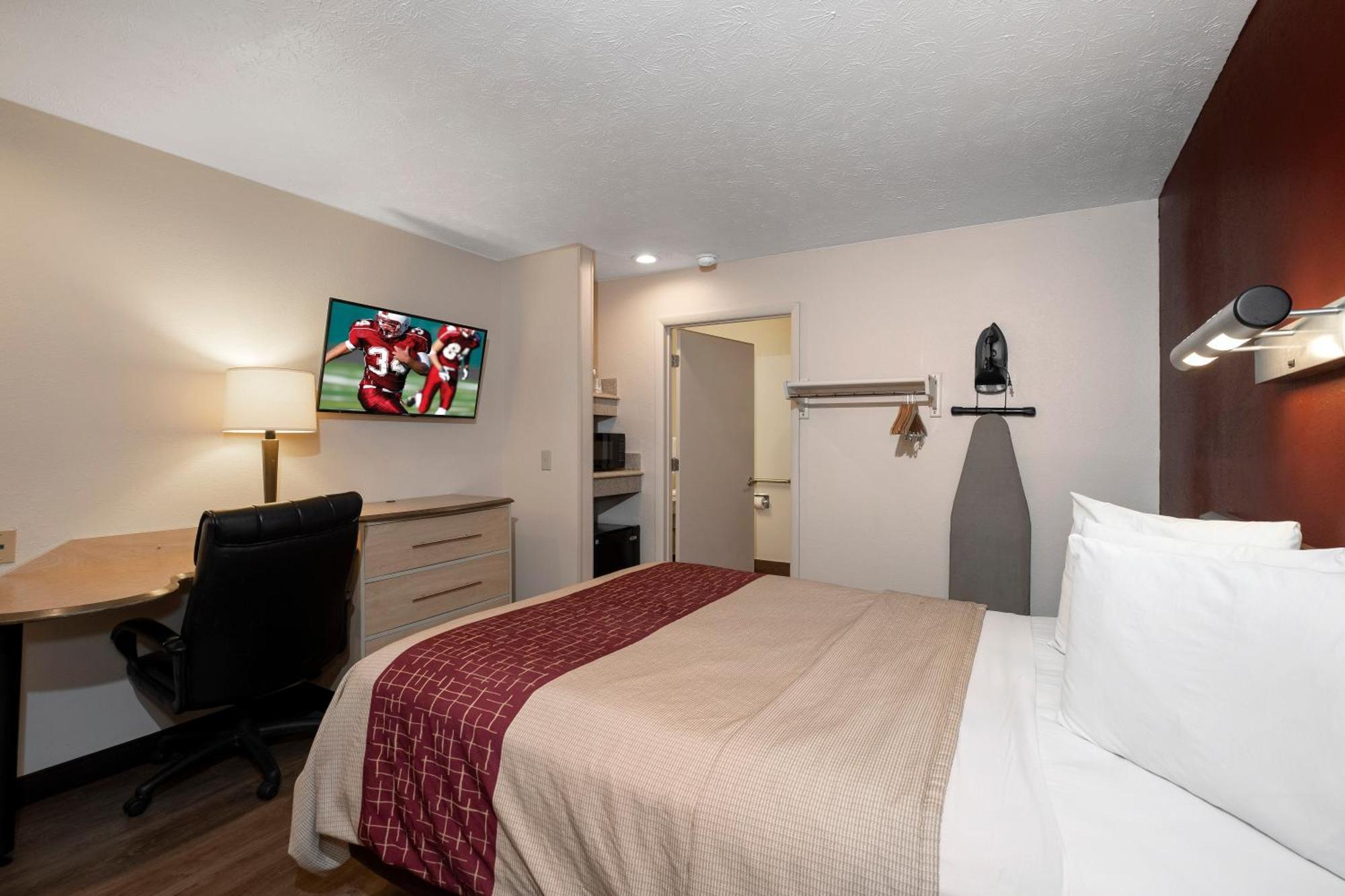 Deluxe Room with One Queen Bed Non-Smoking,1214403379:JPEG