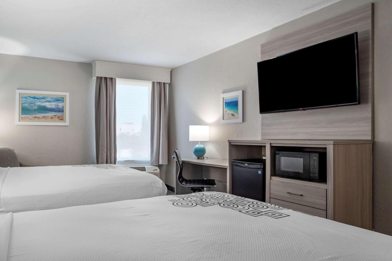 Queen Room with Two Queen Beds and Mobility Accessible Bathtub