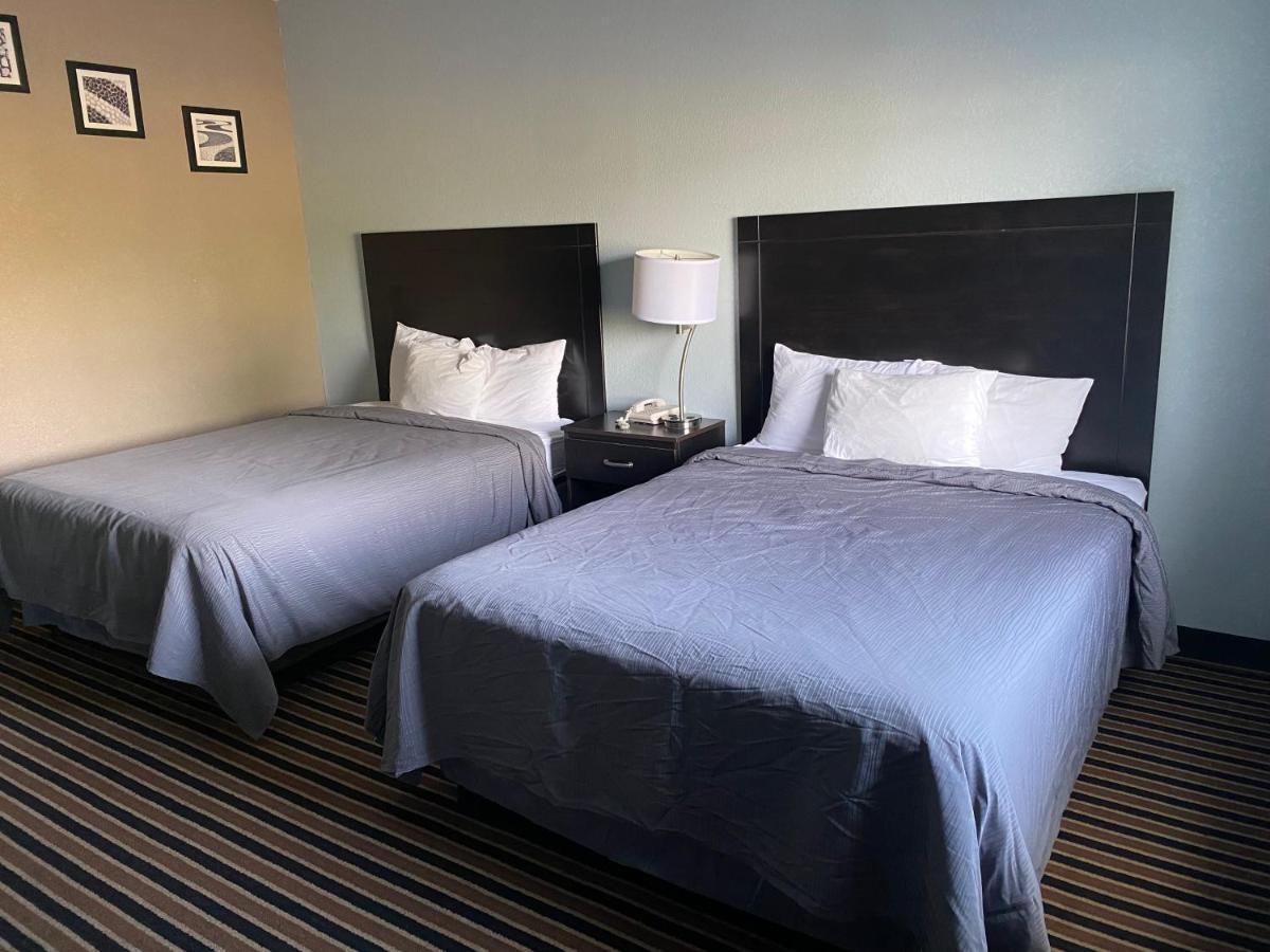 Queen Room with Two Queen Beds - Non-Smoking,1279939090:JPEG