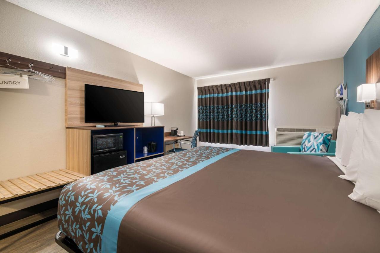Queen Room with Roll-In Shower - Disability Access