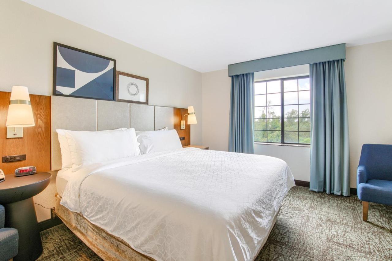 One-Bedroom Queen Room with Mobility Accessible Tub - Non-Smoking