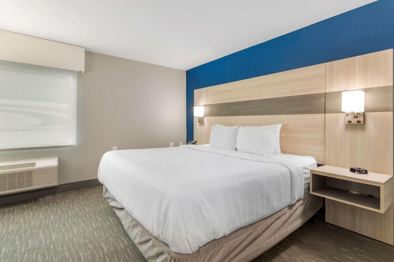 King Room - Mobility Accessible with Bathtub
