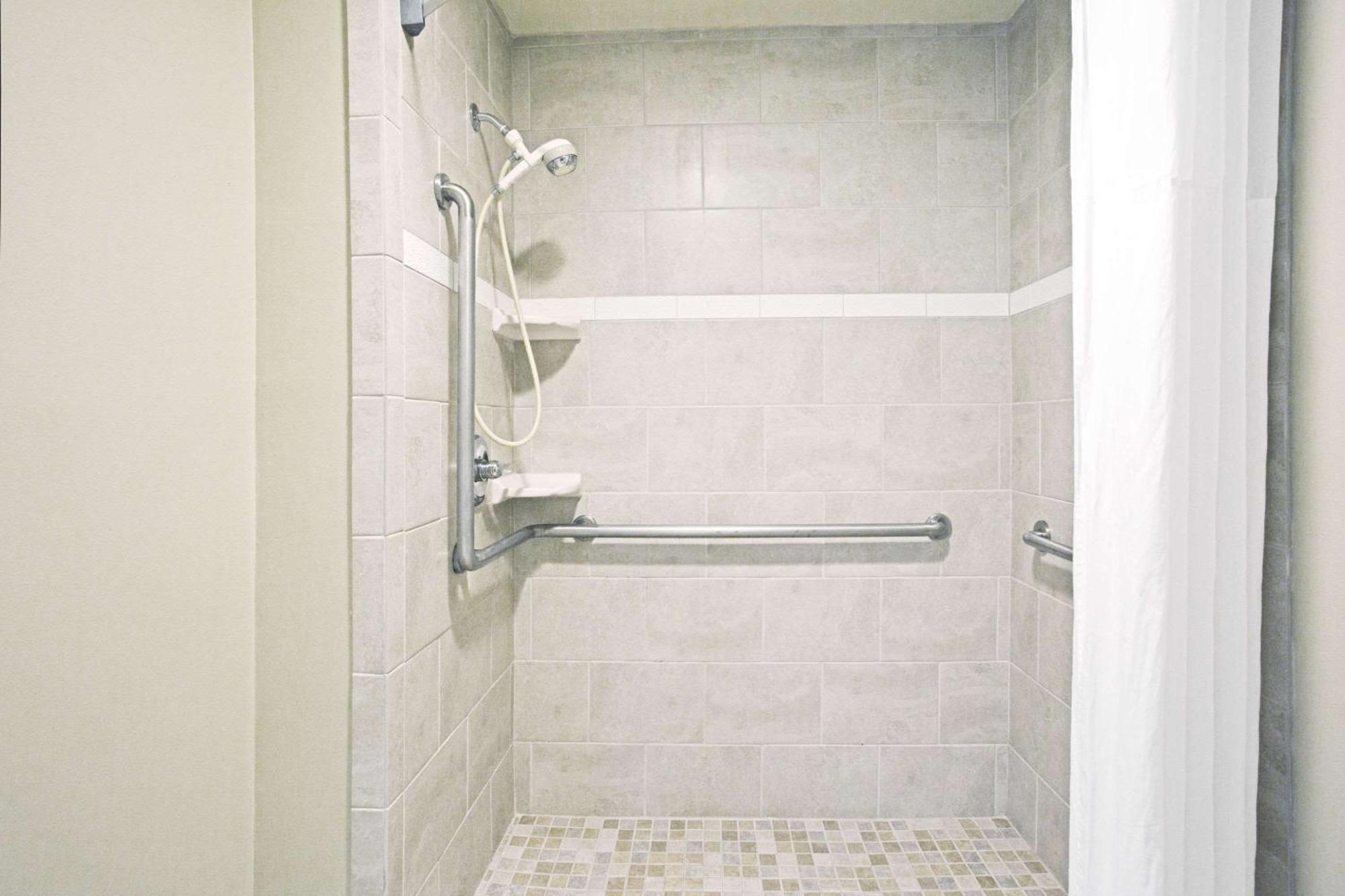 Queen Room with Two Queen Beds and Roll-in Shower - Mobility Accessible/Non-Smoking,1622040359:JPEG