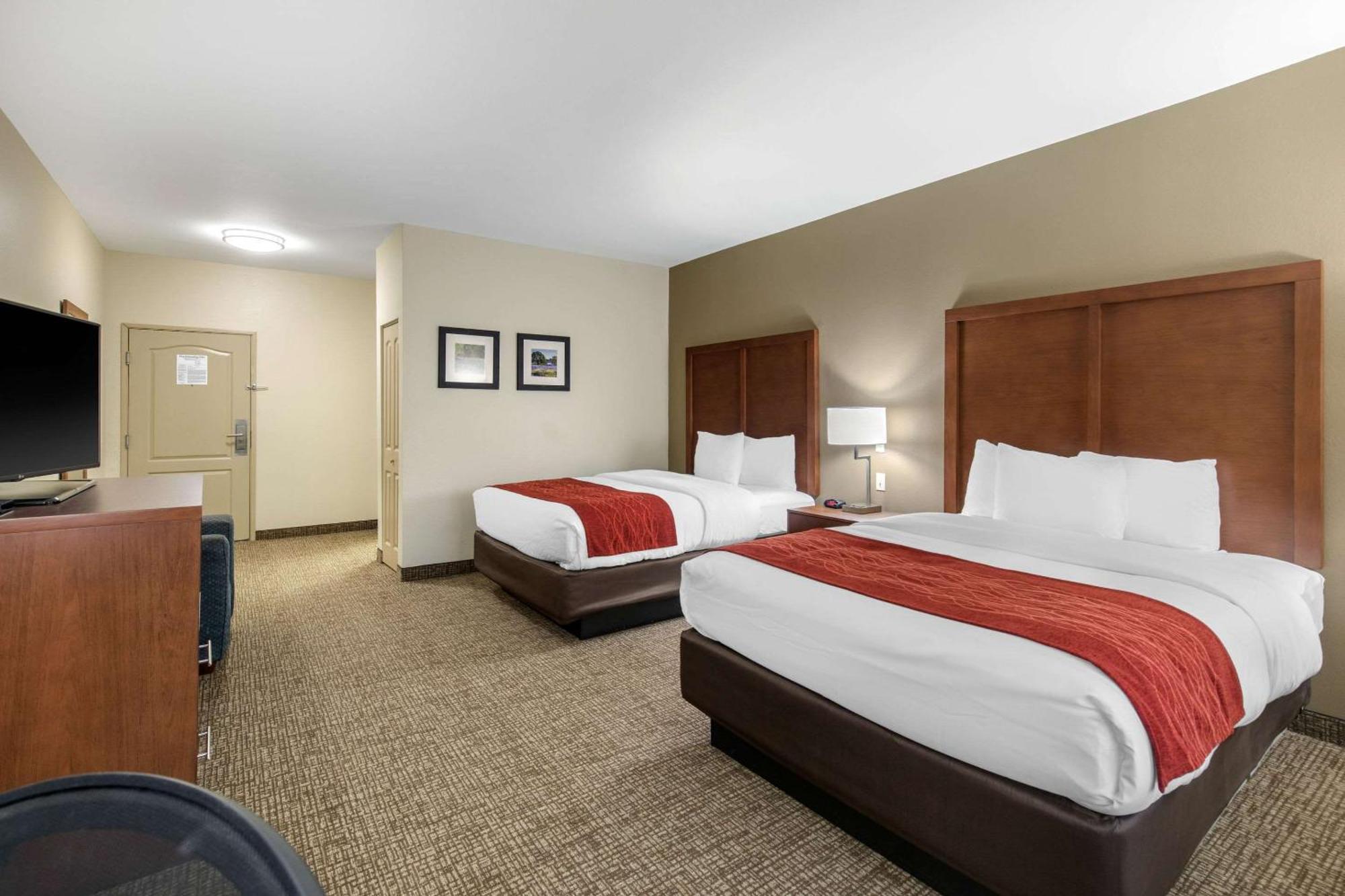 Queen Room with Two Queen Beds - Non-Smoking,1276002649:JPEG