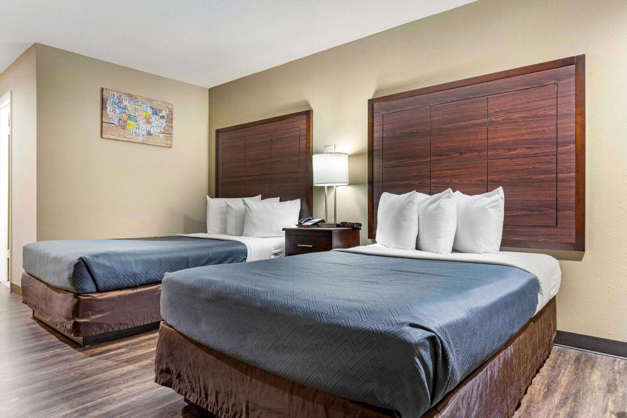 Queen Room with Two Queen Beds and Tub - Smoking,1276124575:JPEG