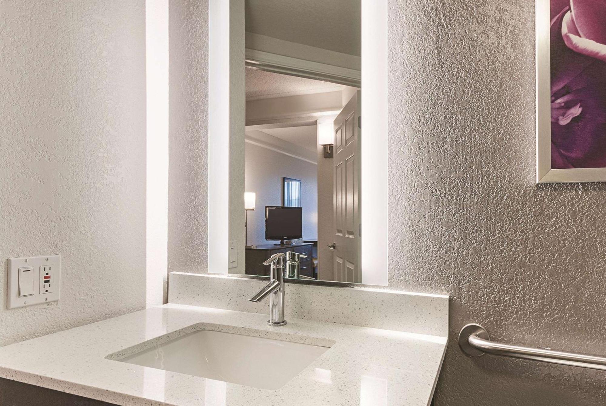 King Room with Bath Tub - Mobility Accessible/Non-Smoking,1276187050:JPEG