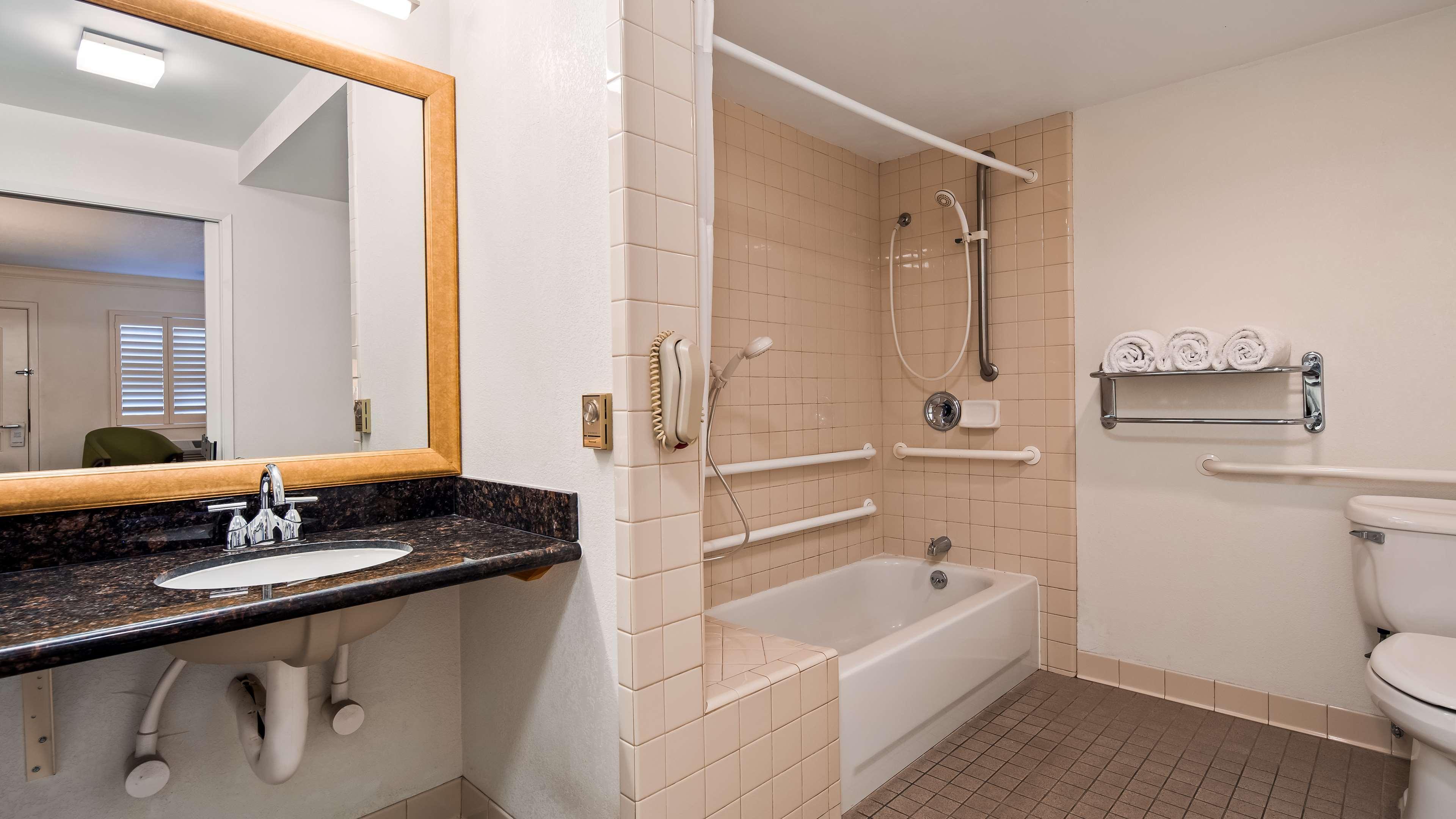 King Room Bath Tub Disability Access or Non-Smoking,1276484101:JPEG
