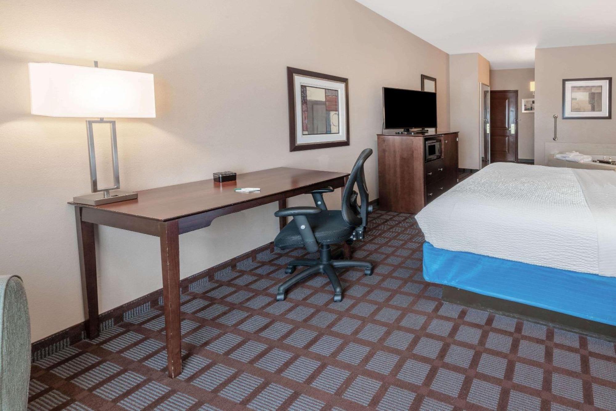 Deluxe King Room - Non-Smoking