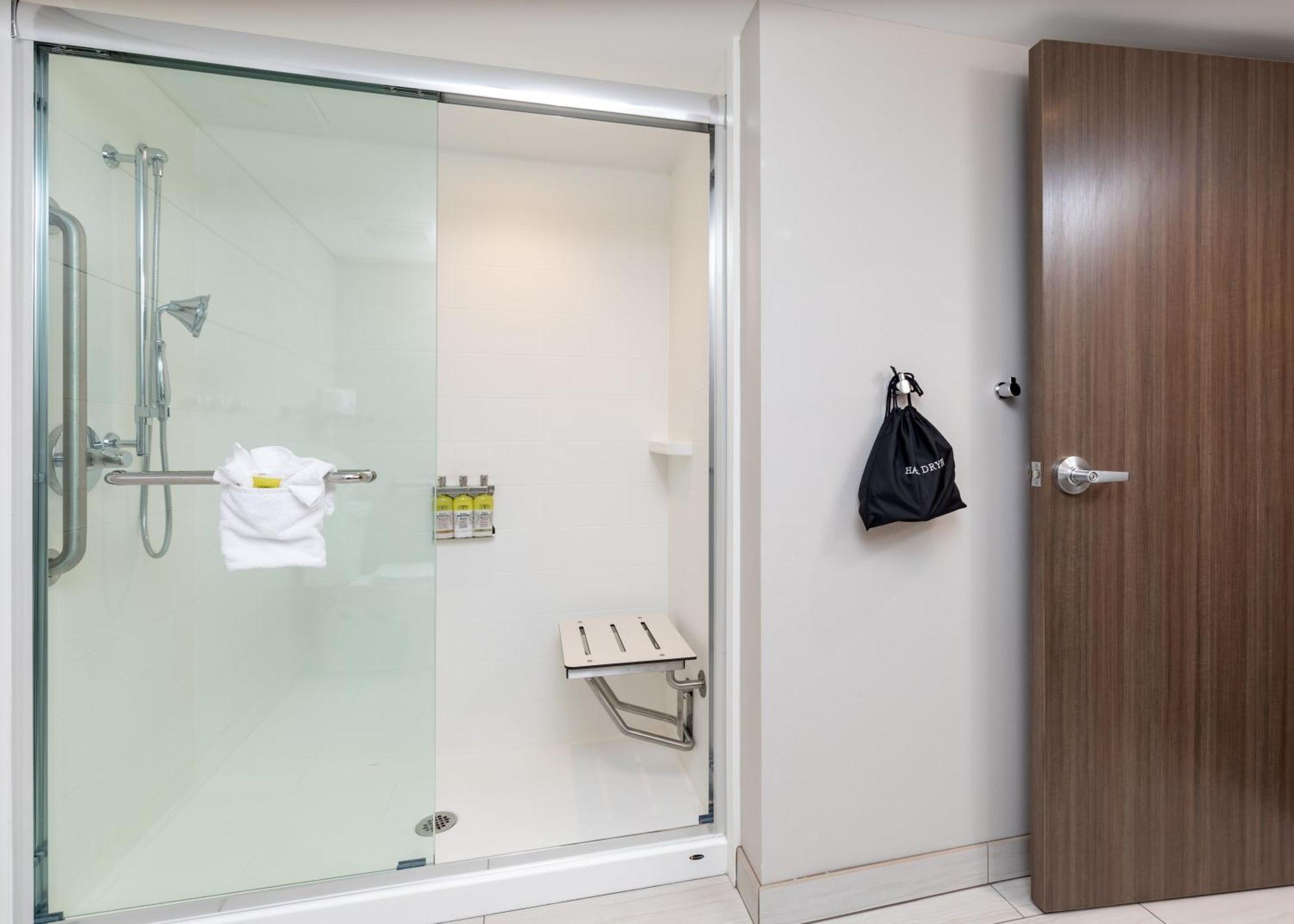 Double Room with Two Double Beds- Disability Access Tran Shower/Non-Smoking