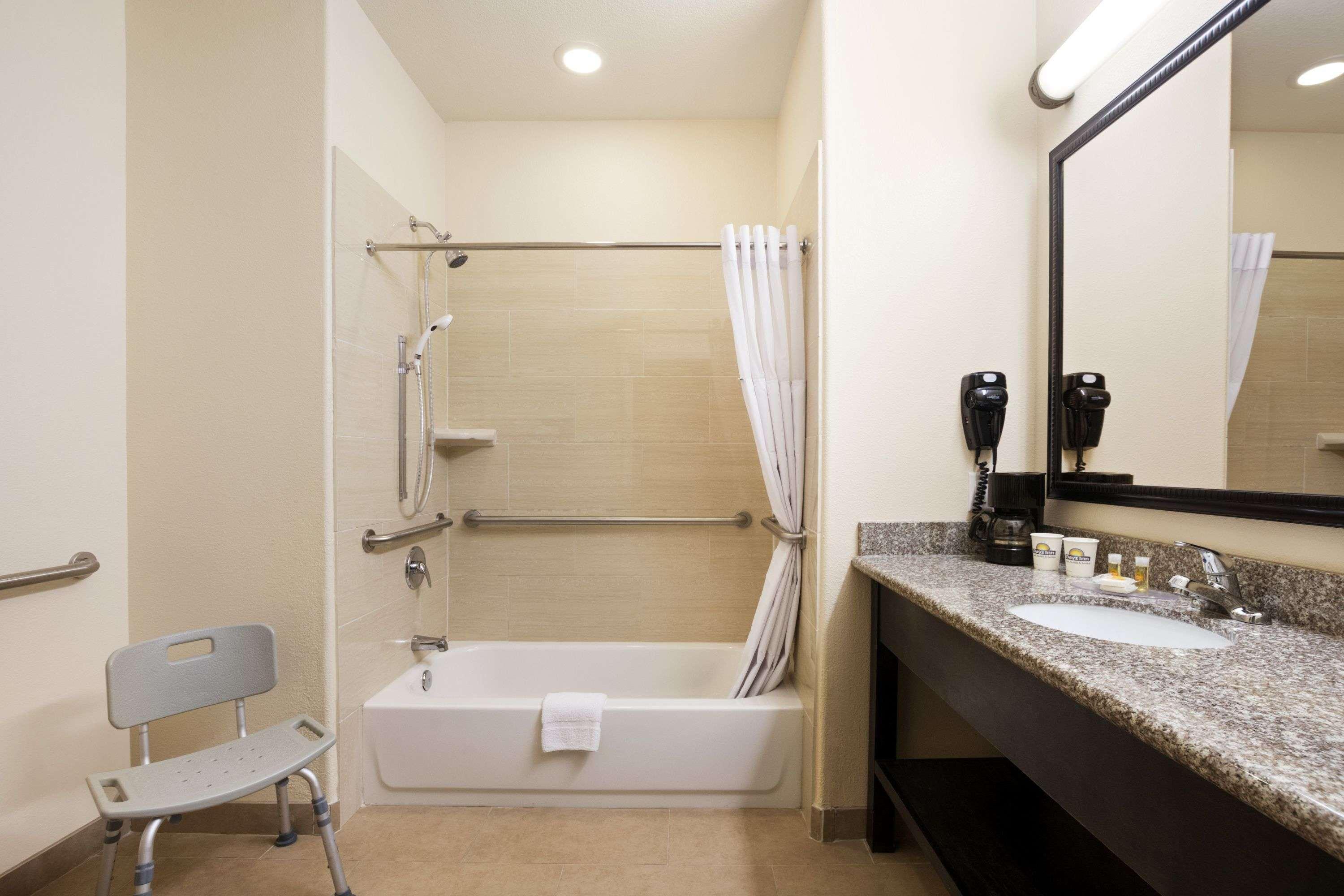 Deluxe Queen Room - Mobility Access/Non-Smoking,1280573611:JPEG