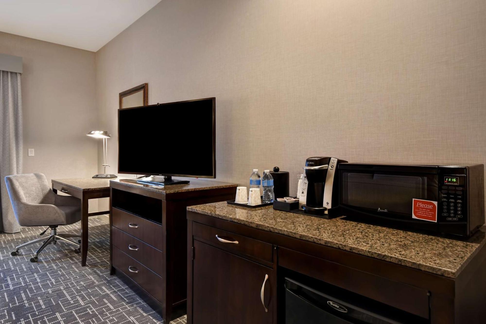 Deluxe King Room with Roll-In Shower - Disability Access