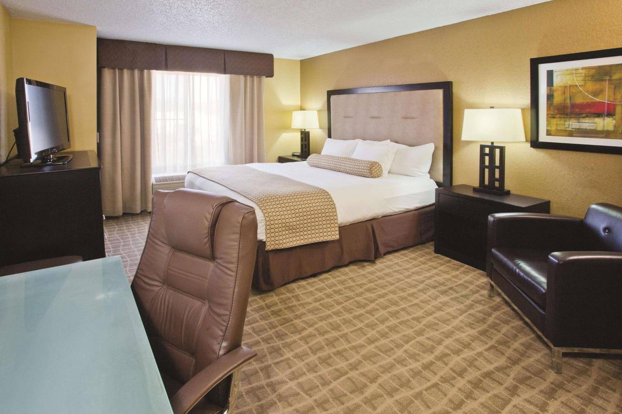 King Room with Roll-In Shower - Mobility/Hearing Accessible - Non-Smoking