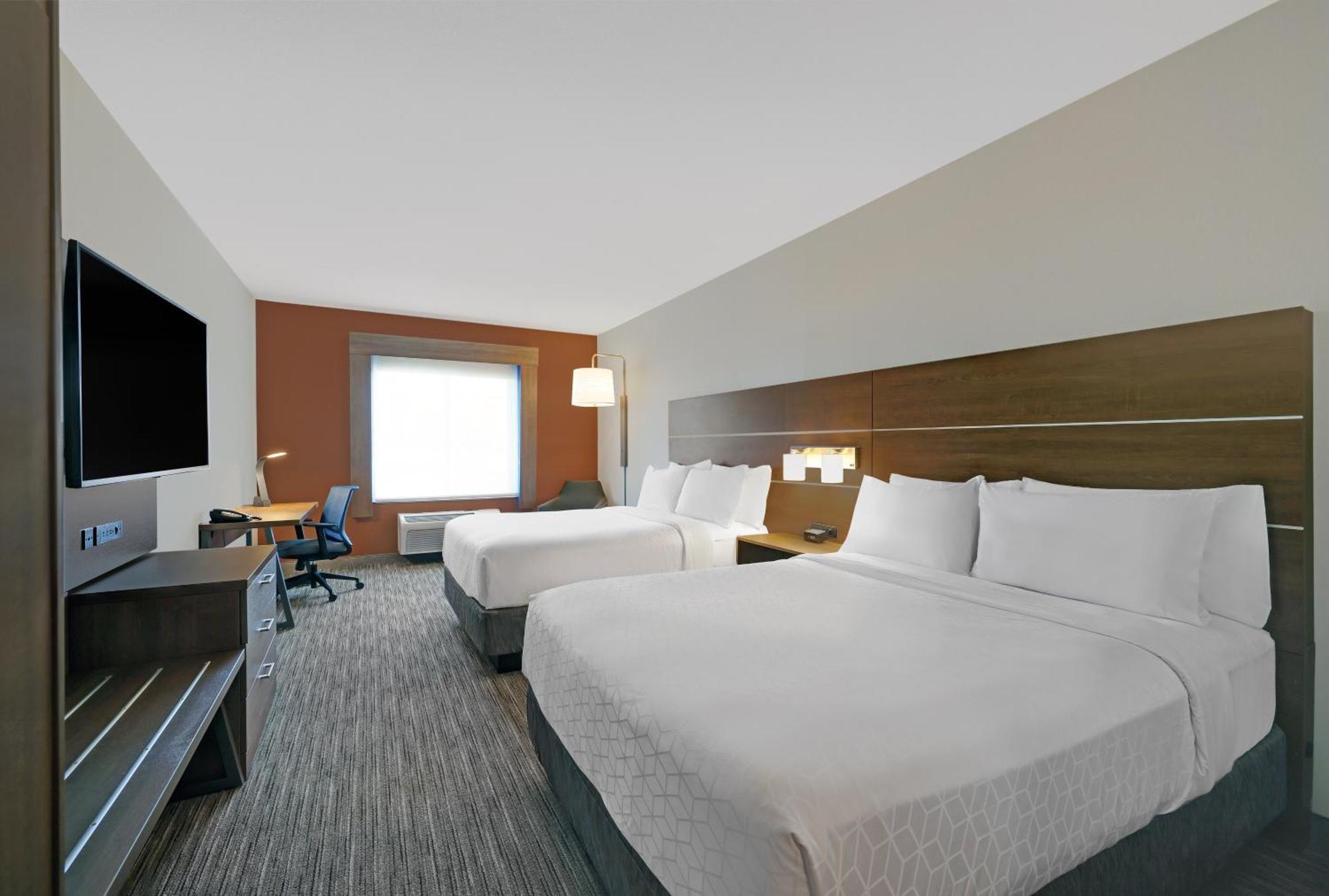 Standard Queen Room with Two Queen Beds and Mobility Accessible Tub