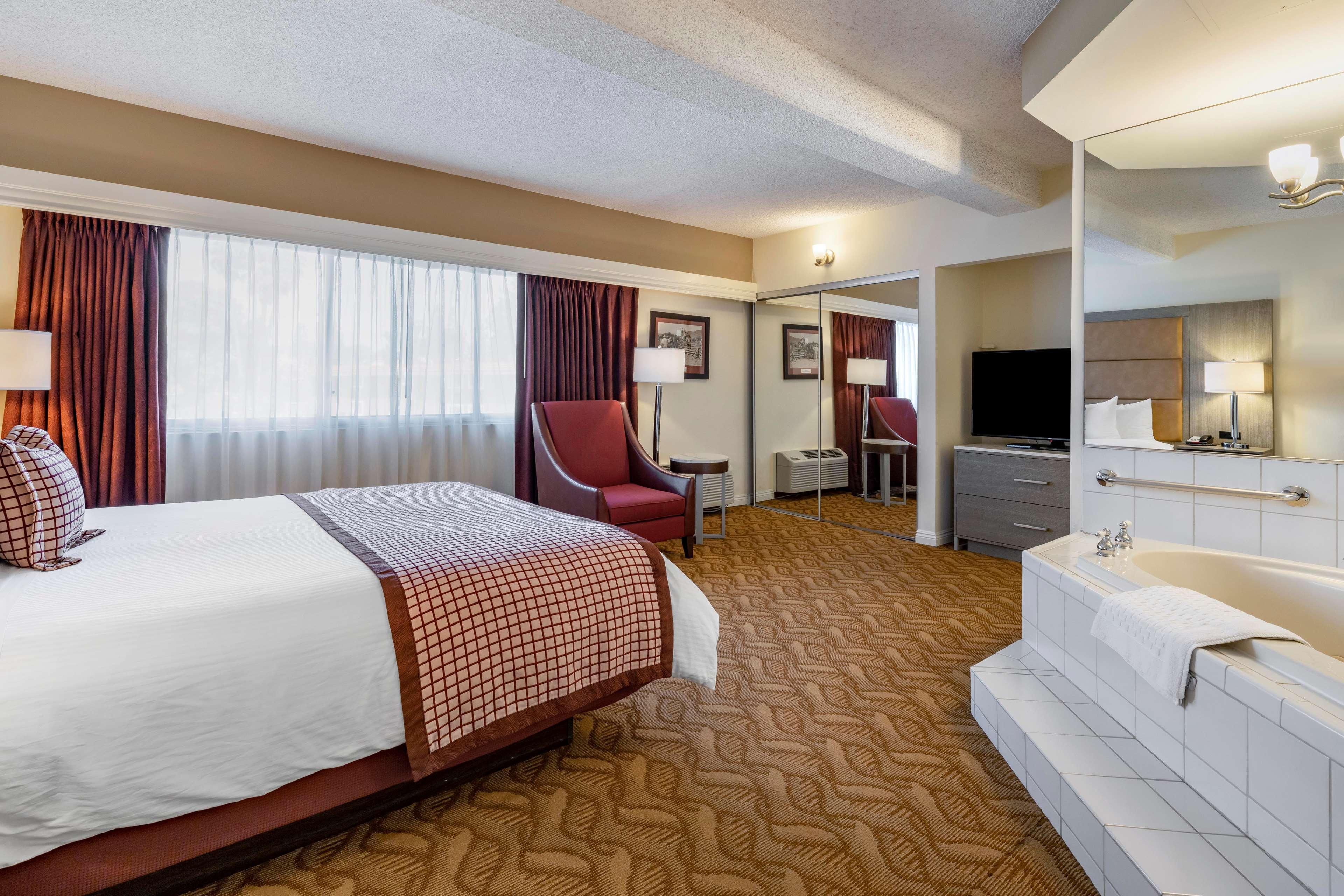 King Suite with Sofa Bed and Spa Tub - Balcony/Non-Smoking