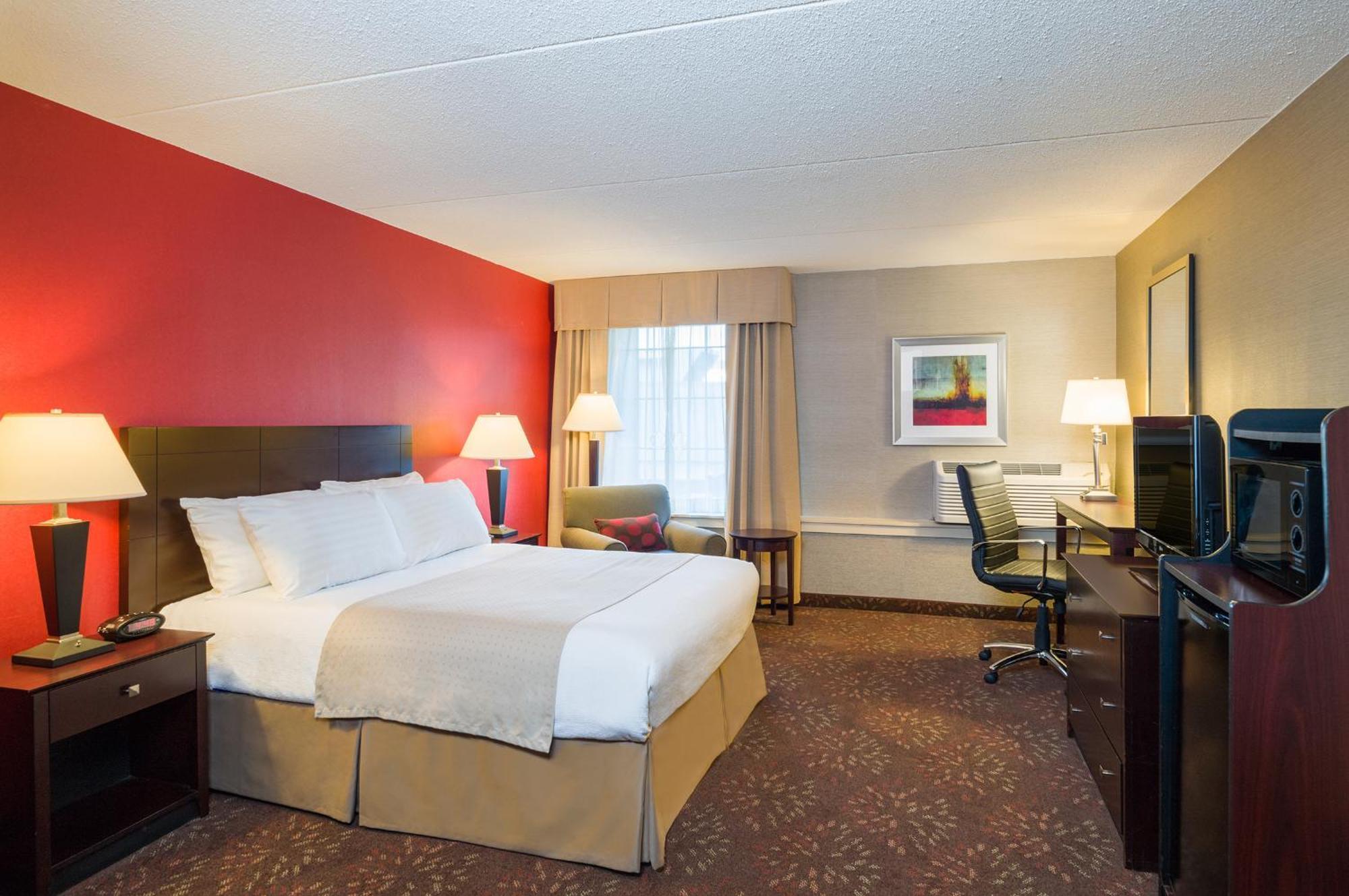 Standard King Room with Roll-in Shower - Mobility Accessible