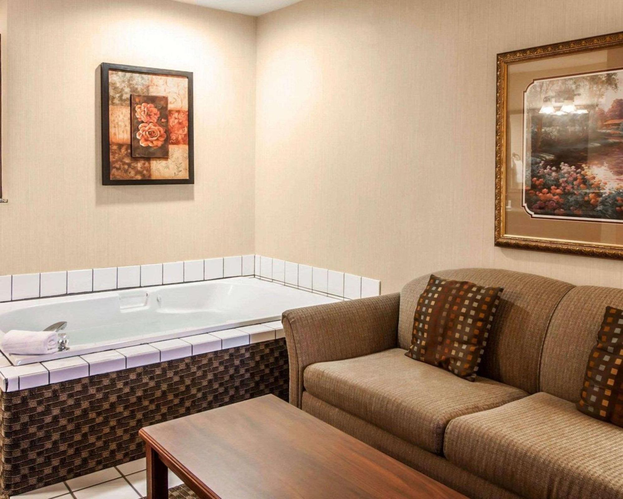 Deluxe King Suite - Non-Smoking