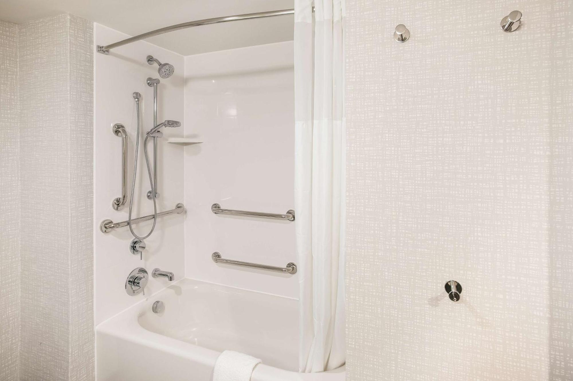 King Room with Bath Tub - Mobility/Hearing Accessible,1557057790:JPEG