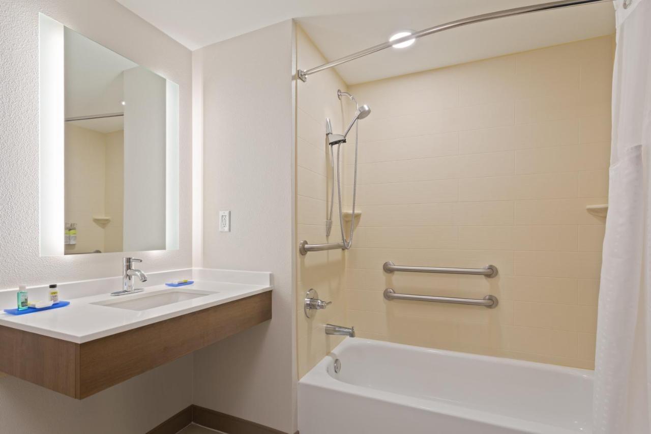 Queen Room with Two Queen Beds - Disability Access with Bath Tub,1435482961:JPEG