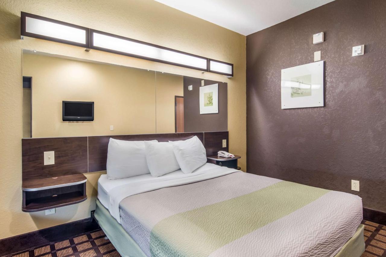 Queen Room - Disability Access - Non-Smoking