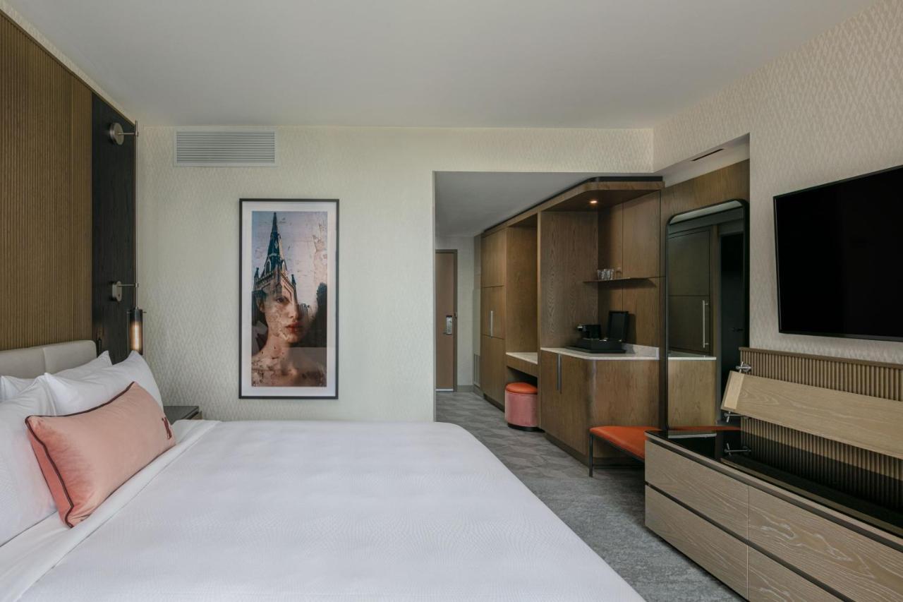 Guest room with king bed, no view,1351948429:JPEG