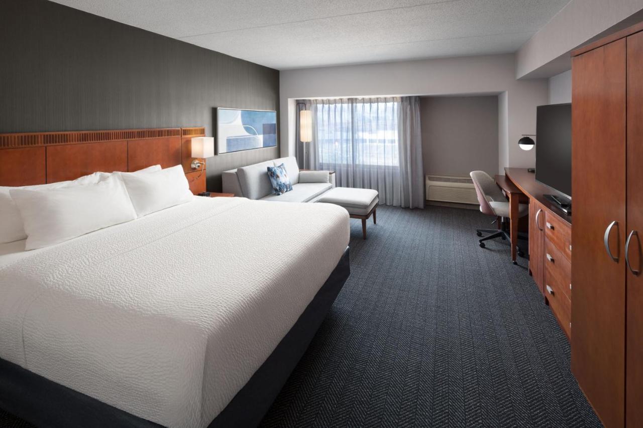 King Room with Roll-In Shower - Mobility Access/Hearing Accessible,1374156941:JPEG