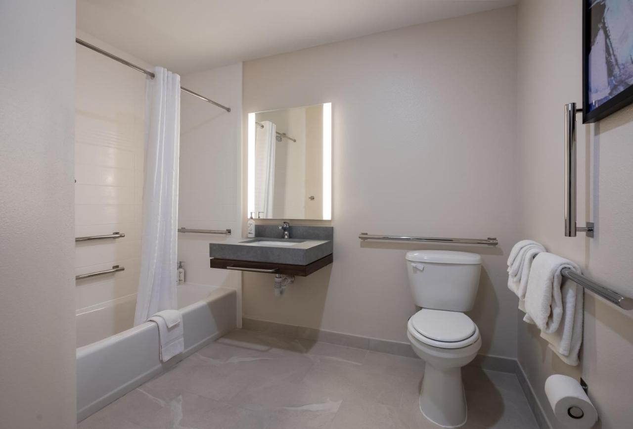 One-Bedroom Suite with Tub - Mobility Access