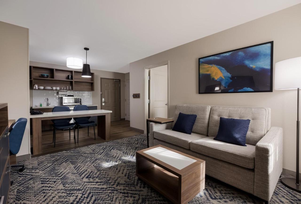One-Bedroom Suite with Dining Area