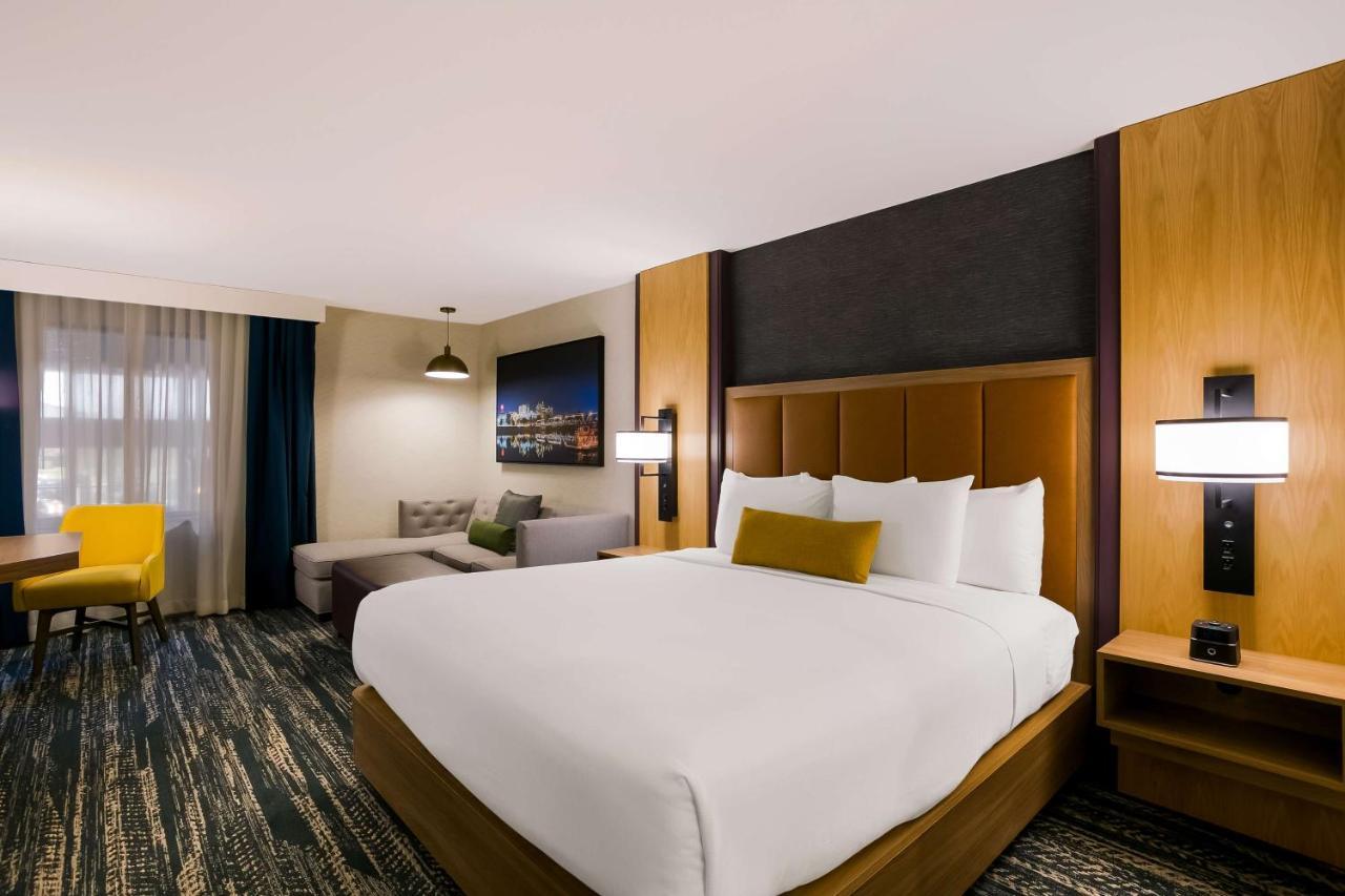 King Room with Balcony - Non-Smoking
