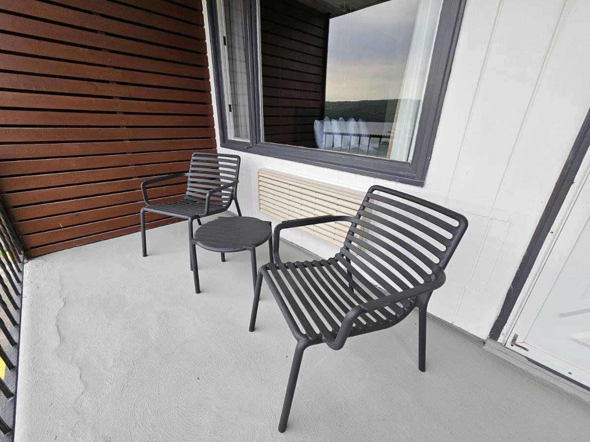 Double Queen Room with Lake View