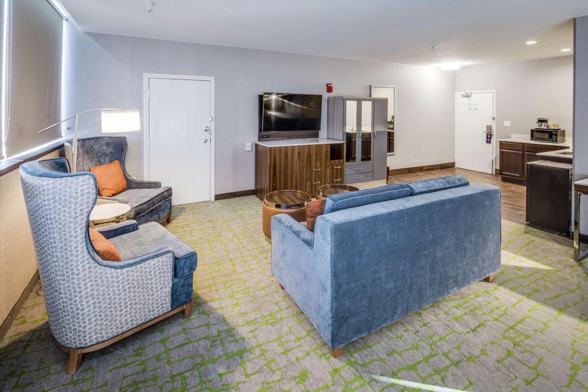 Governors Queen Suite with Sofa Bed