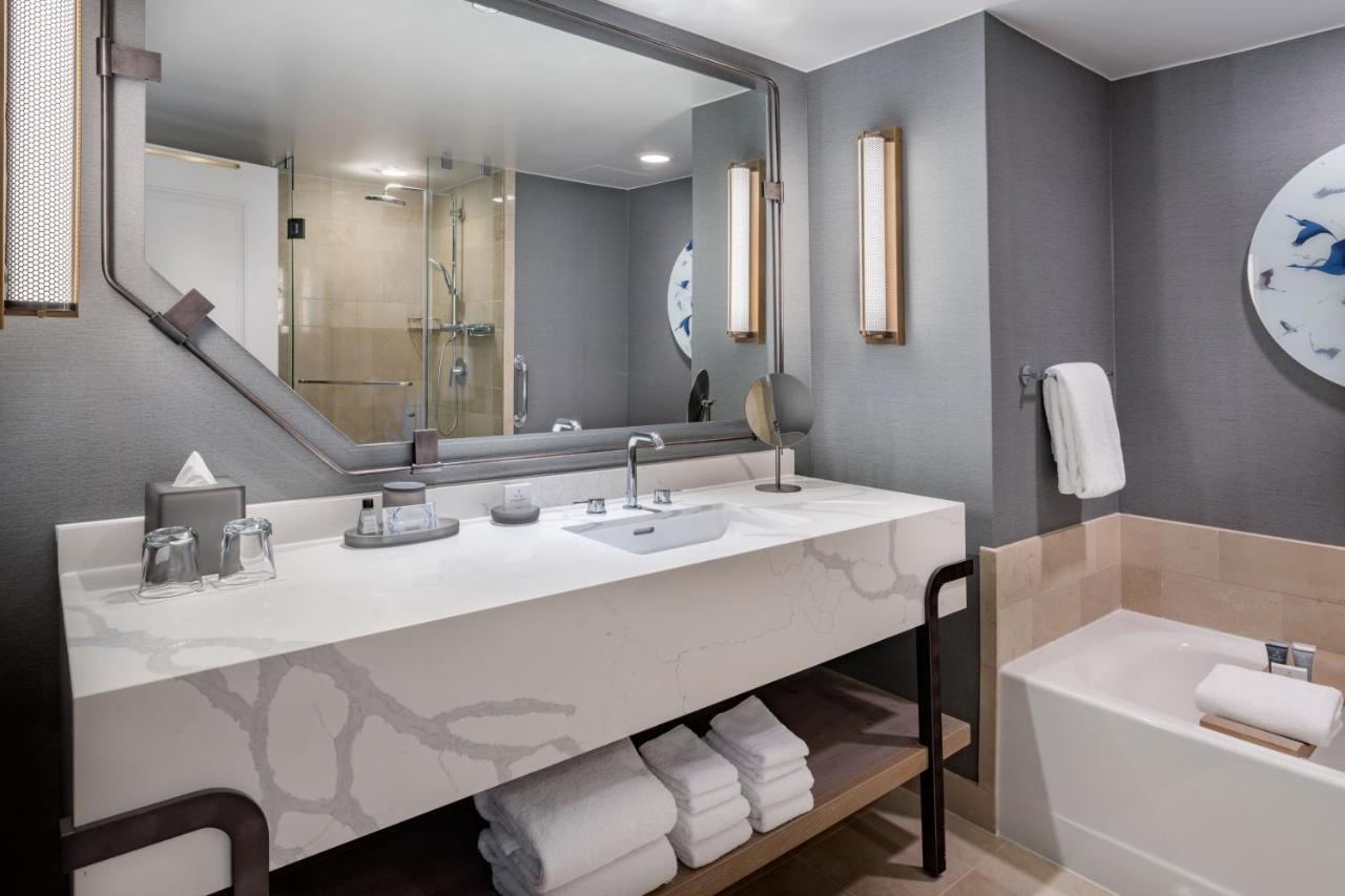 2 Queen Beds, Lakefront View, Guest Room