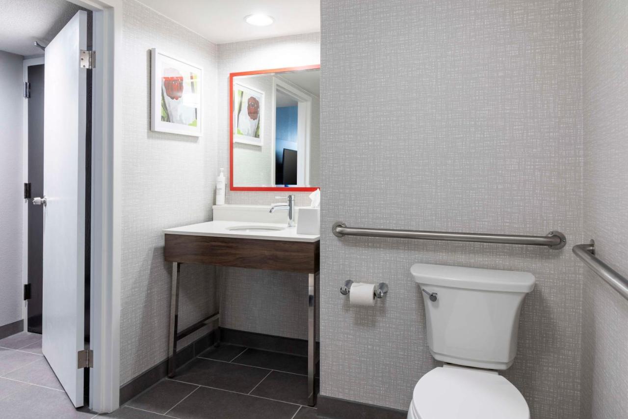 King Room with Roll-In Shower - Mobility Access/Non-Smoking,1498738825:JPEG